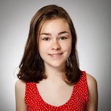 Chica Joven Con La Camisa Azul De La Falda Y De La Flor Foto de archivo