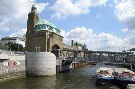 Er reicht von der norderelbe mit den landungsbrücken über die reeperbahn bis zum schanzenviertel im norden, das allerdings zum größten teil zu altona gehört. Quermania St Pauli Landungsbrucken Hamburg Sehenswurdigkeiten Ausflugsziele