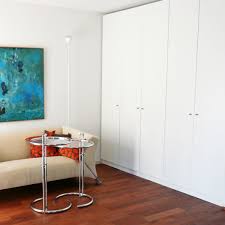 Entwurfsanimation mit #einbauschränke für ein #schlafzimmer mit #cabinet #voltuno in #glossy weiß mit tokio rosé und freistehendem schubladenblock. Einbauschrank Wohnzimmer Jetzt Online Planen