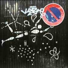 Jeromemesnager Et Son Mythique Bonhommeblanc Sur Une Porte De Garage Graffiti Streetartmontreuil Streetartist Streetart Graffiti Street Art Porte Garage