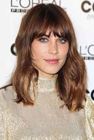 Scegli una frangia come quella di lizzy caplan, sfilata e di lato che riempie la fronte e non richiede volume. 5 Tagli Perfetti Per Chi Ha Pochi Capelli Deabyday