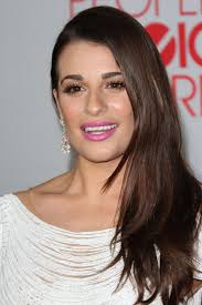 Έχεις τετράγωνο πρόσωπο; Δοκίμασε τα μακριά και ίσια μαλλιά