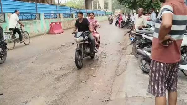 बीच सड़क देवर ने भाभी पर बरसाए जूते और चप्पल
