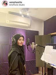 Hanya aku yang tahu hanya aku yang menanggung segala erti pengorbanan ku tempuhi dalam kedukaan. Ost Drama Curi Curi Cinta Lirik Lagu Terlalu Memuja Wany Hasrita Inilah Realiti