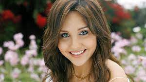 Updated december 25, 2014 05:05 pm. Hollywood Actress Amanda Bynes Hot Wallpaper Amanda Amanda Bynes Dark Hair 970x545 Wallpaper Teahub Io