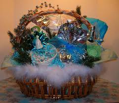 Christmas Basket For The Boss Full Of Individual Gifts From Employees That I Had To Make Work Christmas Baskets Spirit Gifts Christmas Gifts