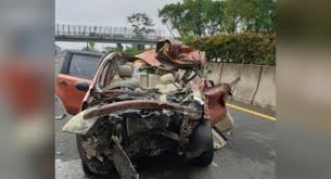 Mantan personel trio macan ini mengalami luka berat dalam kecelakaan tersebut, dan langsung dilarikan ke rsud ungaran. Kronologis Chacha Sherly Eks Trio Macan Kecelakaan Di Tol Semarang Suara Bekaci