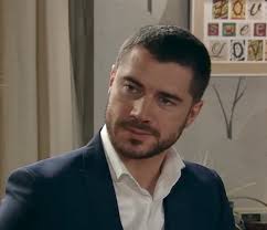 On the Corrie tour you can only meet and spend time with either Sam  Robertson (Adam) left or Jacob Roberts (Kit) right. What queue would you  join...say left or right. One choice