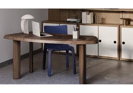 Du føler dig pludseligt gladere på en modig måde. 538 Petit Bureau En Forme Libre Cassina Tisch Milia Shop