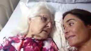 Una hija habla con su madre enferma de Alzheimer