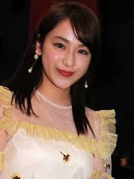 平祐奈 フリルたっぷり白シースルーワンピ 浅川梨奈もミニワンピ姿で 平祐奈 有名人 浅川