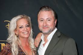 Enjoy the videos and music you love, upload original content, and share it all with friends, family, and the world on youtube. Dennis Weening In Het Zonnetje Gezet Door Zijn Vrouw