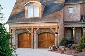 Another Option For The Trellis Structure Over The Carriage House Garage Doors I Definitely Want Faux Dry Stack Stone Garagentore Garagentor Farben Garagenbau