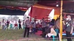 Kuda lumping juga disebut jaran kepang atau jathilan adalah tarian tradisional jawa yang menampilkan sekelompok prajurit tengah menunggang kuda. Reaksi Keras Bupati Banjarnegara Saat Pentas Kuda Lumping Dibubarkan Polisi Tribun Jateng