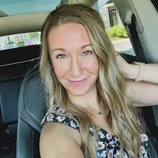 Lisa Ottley's Instagram, Twitter & Facebook