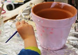 Si vous souhaitez faire pousser les fleurs (ici des surfinias) il faut s'y prendre tôt (début mars). Fete Des Meres Un Pot De Fleurs Surprises