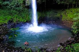 It is just about 6km away from the town of la fortuna, a not so far distance which rewards. La Fortuna Waterfall Costa Rica