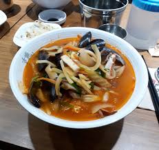 In a glass bowl, combine the sweet sticky rice, 3 jujubes, 2 cloves garlic, 1/2 tbsp goji berries and thinly sliced abalone. Spicy Korean Seafood Soup Jjampong Or Champong ì§¬ë½• Mixed Up Noodles Meat Seafood And Vegetables Soup With Spicy Taste Steemit