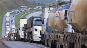 Grupos de caminhoneiros iniciaram neste domingo (25) atos em protesto contra sucessivos aumentos no preço do óleo diesel no país. E6qsrtnp8 189m