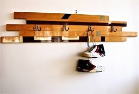 Moderne garderobe mit hutablage aus holz in zwei größen clever durchdachte details dänisches design.ausgefallene wandgarderobe aus holz mit ablage für moderne flure materialmix aus holz & leder dänisches. Moderne Flurmobel Ausgefallene Garderobe Ideen Archzine Net