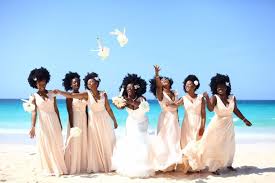 Chignon cheveux court, coiffure de bal, chignon mariage, tuto. Cette Mariee Demande A Ses Demoiselles D Honneur De Garder Leurs Cheveux Naturels Pour Son Mariage