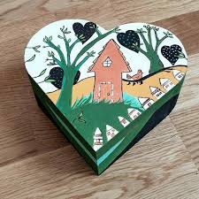 Téléchargez ces vecteur gratuits sur table en bois donnant sur un paysage d'halloween, et découvrez plus de 11m de ressources graphiques pour les projets projets personnels et commerciaux. Boite Coeur En Bois Pyrogravee Et Peinte Unique Deco Pour Halloween Deco Halloween Boites Decorees Deco Peinture