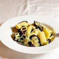 It is a personal variation of pesto pasta and is very delicious!!! Auberginen Pasta Nach Sophia Loren Zuckerkringel