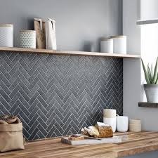 La Tendance Chevron S Installe Au Mur In 2020 Kitchen Tiles Backsplash Kitchen Interior Interior