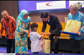 Hän on johor spastic children associationin, tebraun sydänrahaston rotaryklubin ja malesian englannin kielen. Malaysian Red Crecent Brings Early Deepavali Cheer