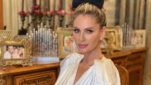 anˈdree̯a bəˈnikə (born 21 june 1978) is a romanian singer. Andreea BÄƒnicÄƒ Posterior Perfect Intr O Pereche De ColanÈ›i Super MulaÈ›i Imaginea Care Face SenzaÈ›ie Pe Net