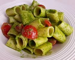 Vi lascio la ricetta che dovete assolutamente provare: Mezze Maniche Con Pesto Di Rucola E Pachino Le Ricette Di Pantagruel