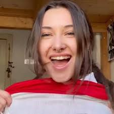 Arsenal fan who loves showing off assets while wearing full kit lifts up  shirt in joy - Daily Star