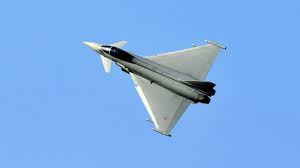 Erst seit kurzem sind die bahnen in der beliebten urlaubsgegend wieder in betrieb. Italien Kampfjets Geleiten Deutsches Flugzeug Aus Dem Luftraum Stern De