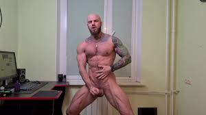 Atleta careca fica nu para as câmeras e bate uma