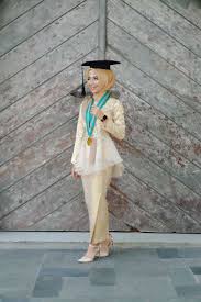 Brokat adalah bahan yang banyak digunakan untuk membuat baju ke pesta, wisuda atau acara lainnya. 30 Model Kebaya Wisuda Muslim Hijab Modern Terbaru