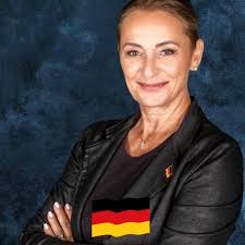 Katja und Kai Wolter haben das Kulturhaus Dambeck in der Gemeinde Groß  Kiesow aus der Insolvenzmasse gekauft. Sie möchten das knapp 400  Quadratmeter große Objekt mit neuem Leben füllen. Ein Projekt für