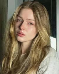 I'm Sophie and here's my CV ☺️ Age : 1988 Relationship status : divorce  Child : no Country : United Kingdom 🇬🇧 Origin : LONDON Looking for  boyfriend : yes