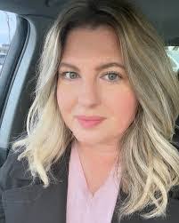 Earlene Thornhill's Instagram, Twitter & Facebook