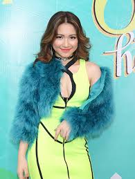 Cô từng đoạt giải quán quân học viện ngôi sao 2014. Sau Chia Tay Hoa Minzy Ä'á»'i Xá»­ Vá»›i Hinh XÄƒm Ten Cong PhÆ°á»£ng á»Ÿ Ngá»±c Trai Tháº¿ Nay