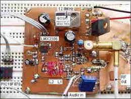 Rangkaian ini mirip dengan osilator pergeseran fase rc 3 tahap buffered reguler (terinspirasi dari sini). Pic16f870 Lmx2306 Pll Fm Transmitter Circuit Electronics Projects Circuits
