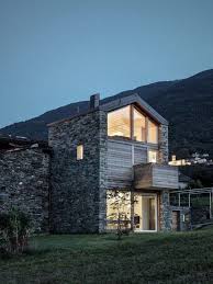 Maison En Pierre En Italie Par L Architecte Rocco Borromini Journal Du Design Maison En Pierre Bardage Bois Exterieur Maison
