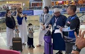 Dan di waktu yang sama, taklah ketara sangat anda pakai ihram sebab dah cover 12. Sajat Masih Di Makkah Agensi Umrah Arah Mutawif Slow Talk Kami Minta Dia Ubah Penampilan Kembali Kepada Fitrah Hiburan Mstar