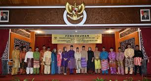 Jenis rumah adat ini memiliki ciri khas berbentuk rumah panggung yang menyerupai limas terpotong. Jambipos Zumi Zola Berharap Lembaga Adat Melayu Jadi Perekat Sosial