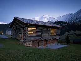 Haus Im Haus Ein Alter Stall In Graubunden Wurde Zu Neuem Leben Erweckt Ein Faszinierender Bau Scheunenhaus Architekt Stall Umbau
