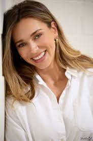 Model : Céline Gollièrre Photographer : Gunter Broodcoorens See more  @https://studio4.be