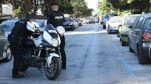 Συναγερμός σήμανε τα ξημερώματα στον άλιμο και συγκεκριμένα στην οδό κουμουνδούρου, όταν ακούστηκαν πυροβολισμοί. R6gczlftnrd7mm