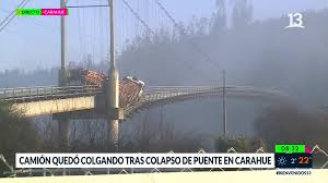 Un peligroso hecho se registró el martes en la comuna de carahue, región de la araucanía, cuando un camión forestal quedó atrapado en la pasarela quillén, debido a su alto tonelaje por la carga que transportaba. Ajonktlrcmc9em