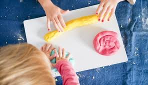 Knete selber zu machen, ist im grunde super easy und dauert keine 10 minuten. Knete Selber Machen Ist Mit Diesem Rezept Kinderleicht