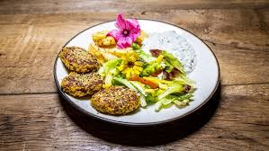 Hauptspeise Barbara Knotzinger Karotten Dinkel Bratlinge Mit Krauterquark Rosmarinkartoffeln Und Gartensalat Rezepte Landfrauenkuche Br Fernsehen Fernsehen Br De