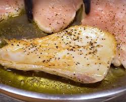 Poulet Aux Champignons Servis Avec Une Sauce Cremeuse A L Ail Et Au Parmesan En 2020 Recettes De Cuisine Poulet Aux Champignons Alimentation